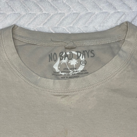 Red White and Brew “Flock this Way” Great American Bar and Grill T-shirt - Picture 3 of 6